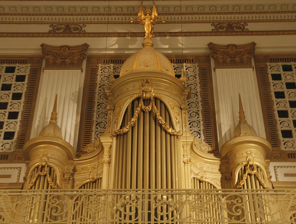 The console and pipes of the Wanamaker organ